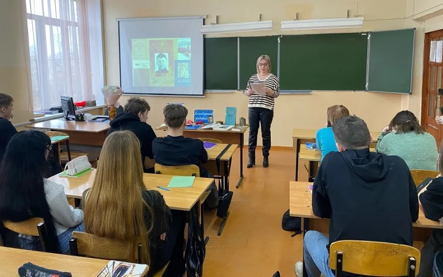 Сотрудники городской библиотеки рассказали ребятам о подвиге Александра Матросова